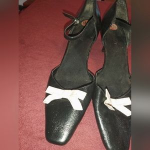 9^1/2 Pair of short Black heels with cream colored bow